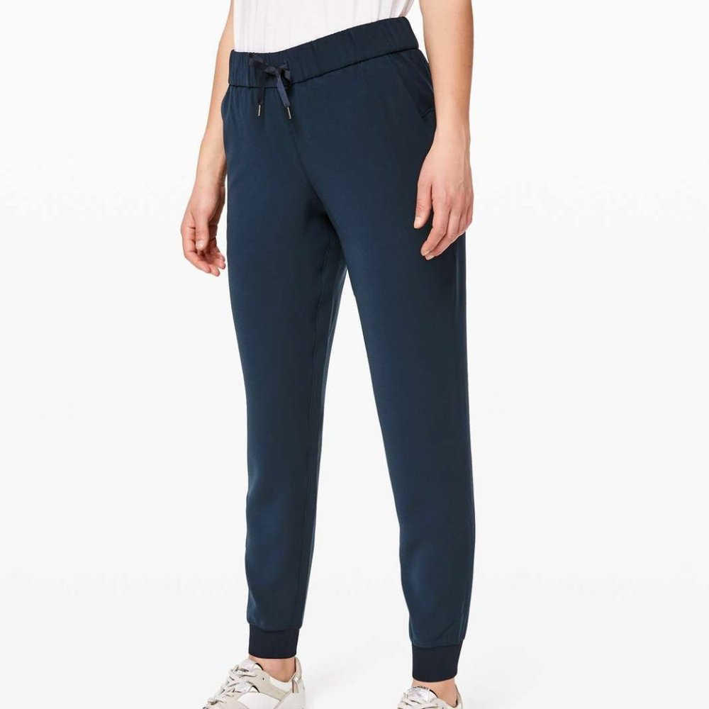 Lululemon On The Fly Jogger True Navy size 4